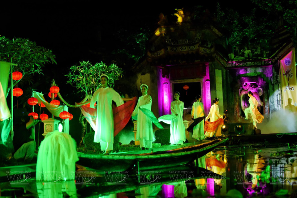 La noche del festival Ao Dai (traje tradicional) en Hoi An.