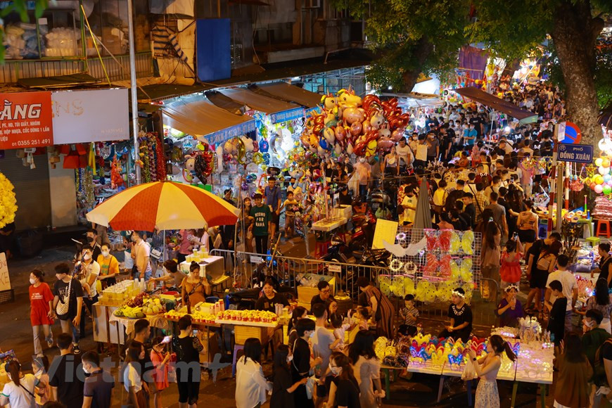 Una de las fiestas tradicionales más populares del año de los vietnamitas es el Festival del Medio Otoño. La fiesta no solo propicia la realización de actividades dedicadas a los niños, sino también una oportunidad para la reunión familiar, evocando los recuerdos de la infancia de los padres. El Festival del Medio Otoño del pueblo vietnamita es una ocasión que siempre se llena de risas de grandes y pequeños en los encuentros familiares. La calle Hang Ma en el casco antiguo de Hanoi es famosa por sus artesanías tradicionales. Las tiendas especializadas en juguetes típicos de la festividad aportan una colorida belleza a la calle. (Foto: Vietnam+) 