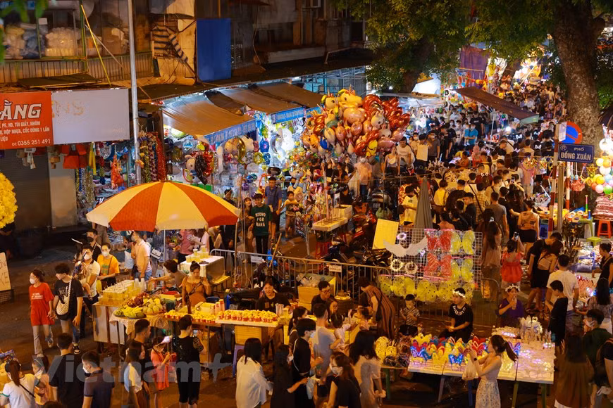 Una de las fiestas tradicionales más populares del año de los vietnamitas es el Festival del Medio Otoño. La fiesta no solo propicia la realización de actividades dedicadas a los niños, sino también una oportunidad para la reunión familiar, evocando los recuerdos de la infancia de los padres. El Festival del Medio Otoño del pueblo vietnamita es una ocasión que siempre se llena de risas de grandes y pequeños en los encuentros familiares. La calle Hang Ma en el casco antiguo de Hanoi es famosa por sus artesanías tradicionales. Las tiendas especializadas en juguetes típicos de la festividad aportan una colorida belleza a la calle. (Foto: Vietnam+) 