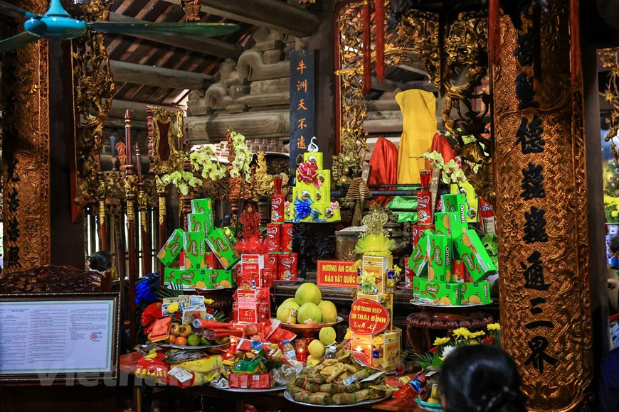 El altar del incienso es un lugar de culto donde se colocan incensarios y se exhiben objetos de adoración. El incienso está destinado a transmitir mensajes y deseos de las personas a los dioses. El altar del incienso se coloca solemnemente en el lugar de venación a las personas meritorias, adyacente al sitio de adoración al santo Duong Khong Lo. Según la leyenda, se trata de un alto monje de la dinastía Ly que jugó un papel decisivo en la construcción de Nghiem Quang Tu (el nombre del idioma Nom significa pagoda Keo en 1061). El alta fue reconocida como tesoro nacional gracias a sus valores históricos y culturales. (Foto: Vietnamplus) 