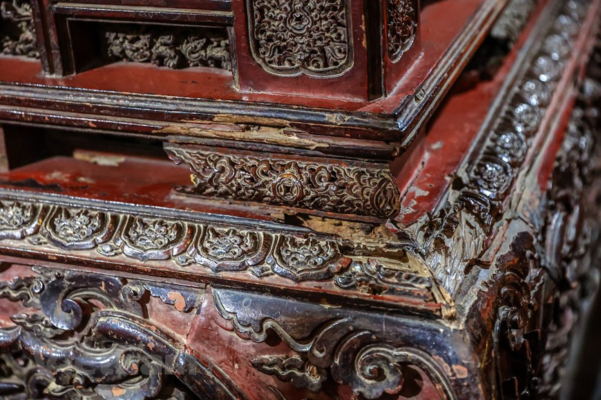 Los detalles de la puerta de madera de la pagoda impresionan a quienes los contemplan. La pieza mide dos metros de altura y 2,6 de ancho, con asombrosos relieves. El espacio de culto al Buda guarda cerca de 100 estatuas. Otra área dedicada a Duong Khong Lo, el venerable bonzo de la dinastía Ly (que duró de 1010 a 1226), se encuentra atrás. Muy cerca de esta zona, está un pozo especial, cuyos muros están formados por 36 morteros de piedra sin fondo superpuestos. Según los lugareños, estos son instrumentos usados para machacar el arroz con el cual alimentaron a los que construyeron la pagoda. (Foto: Vietnamplus) 