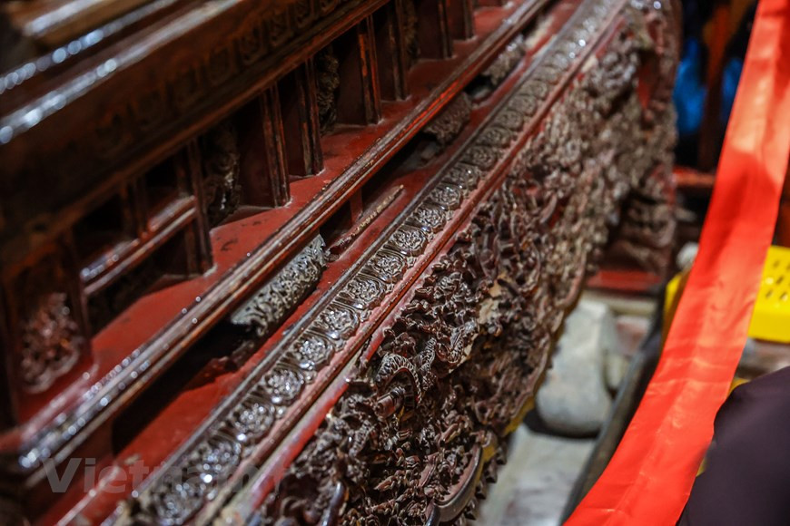 El altar del incienso en la pagoda está hecho de madera lacada, con 227 centímetros de largo, 156 centímetros de ancho y 153 centímetros de alto. El tablón es rectangular en forma de piernas arrodilladas y motivos en forma de carpa, y está estructurado en tres partes principales: apariencia, cuerpo y piernas. Hay tres puntos que componen la forma única del altar, que es el gran tamaño, el patrón decorativo denso y el sistema de ruedas instalado al pie. Esto prueba que hasta la época de Le Trung Hung en el siglo XVII, la posición y función del altar del incienso siempre cambiaba, no necesariamente fijo en ningún espacio de adoración. (Foto: Vietnamplus) 
