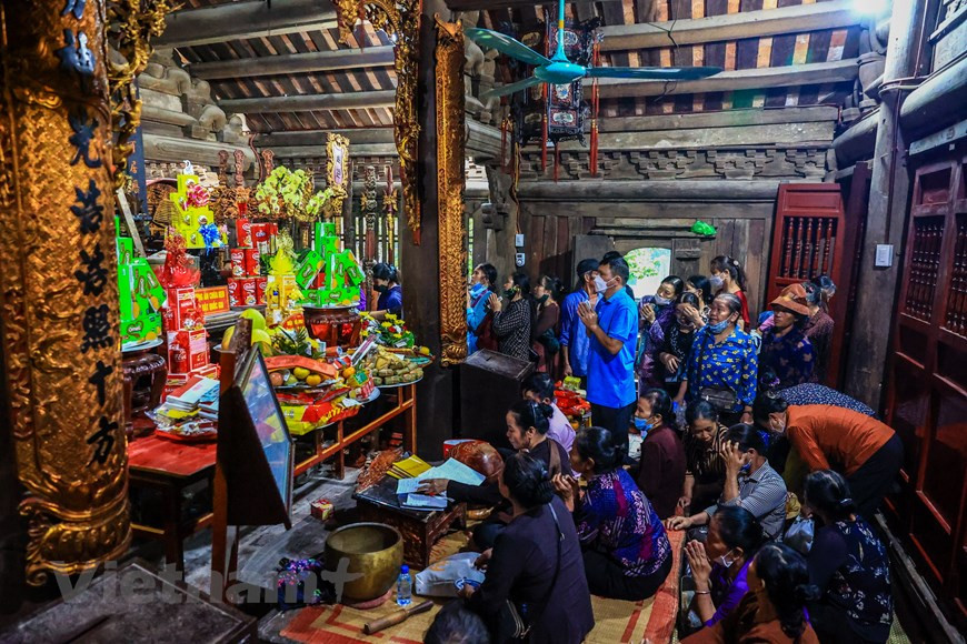 El altar de la Pagoda Keo, un sitio especial del patrimonio nacional ubicado en el distrito de Vu Thu, en la provincia norteña vietnamita de Thai Binh, ha sido reconocido el 5 de octubre como Tesoro Nacional. El altar, que mide 227 centímetros de largo, 156 centímetros de ancho y 153 centímetros de alto, es el más grande de su tipo en Vietnam. El altar, que data del siglo XVII, ha sido tallado con esmero y delicadeza y conservado hasta el día de hoy casi intacto. Este es un producto hecho a mano con más de mil patrones hábilmente tallados en un arreglo apretado. (Foto: Vietnamplus) 