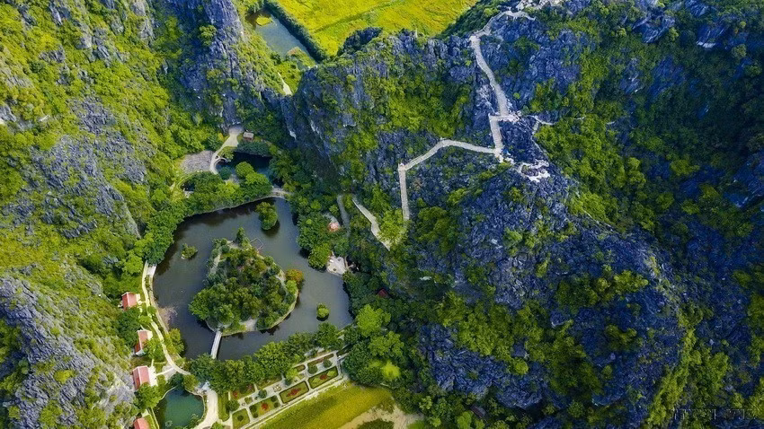 Escalar desde el pie de la montaña hasta la cima, con más de 400 escalones de piedra, deviene un desafío interesante para los turistas al visitar el lugar. Foto: VNA