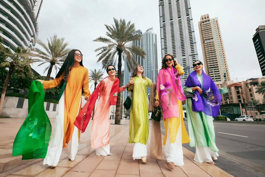En ocasión en Dubái para participar en un programa de promoción de la cultura y el arte nacional, las bellezas del concurso Miss Universo Vietnam se tomaron fotografías juntas en las calles de Dubái. (Foto: Vietnam+)