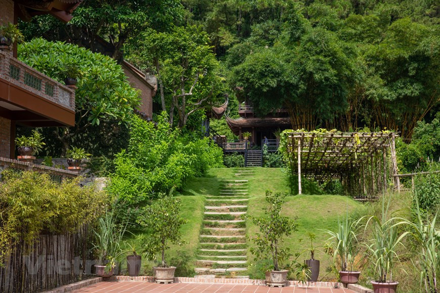 Al llegar aquí, los visitantes quedan "abrumados" por la hermosa y minuciosa arquitectura y el color verde de cientos de árboles. (Foto: Vietnam+)