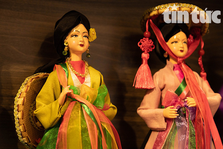 Ha diseñado 46 modelos de muñecas con trajes de las etnias (de 54 grupos étnicos) con unas cinco mil muñecas, que tienen dos tamaños, de 25cm y 35cm. (Foto: Periódico Tin Tuc)