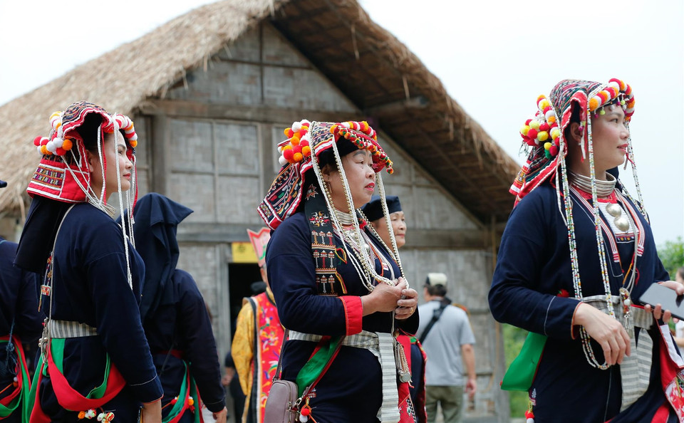 Los trajes tradicionales de esa comunidad étnica toman el color principal del índigo, combinado con patrones bordados, sofisticados accesorios y joyas, mezclándose en una unidad inseparable.