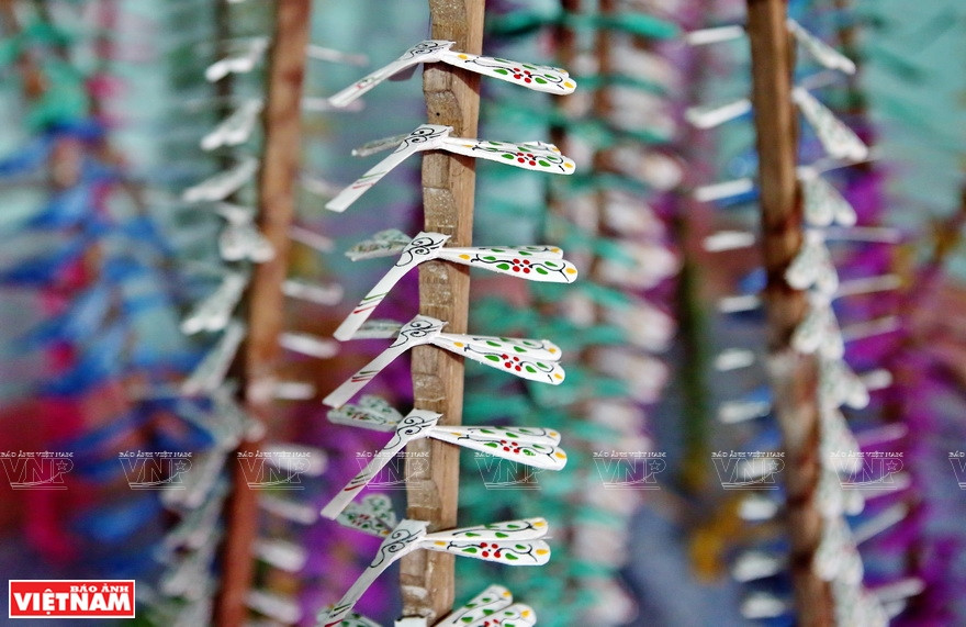 Para completar las libélulas de bambú, los trabajadores pasan por muchas etapas diferentes: crear el cuerpo, la cola, el pico y sus alas, afilando su cabeza y ensamblándola en una libélula de madera. (Foto: Revista Vietnam)