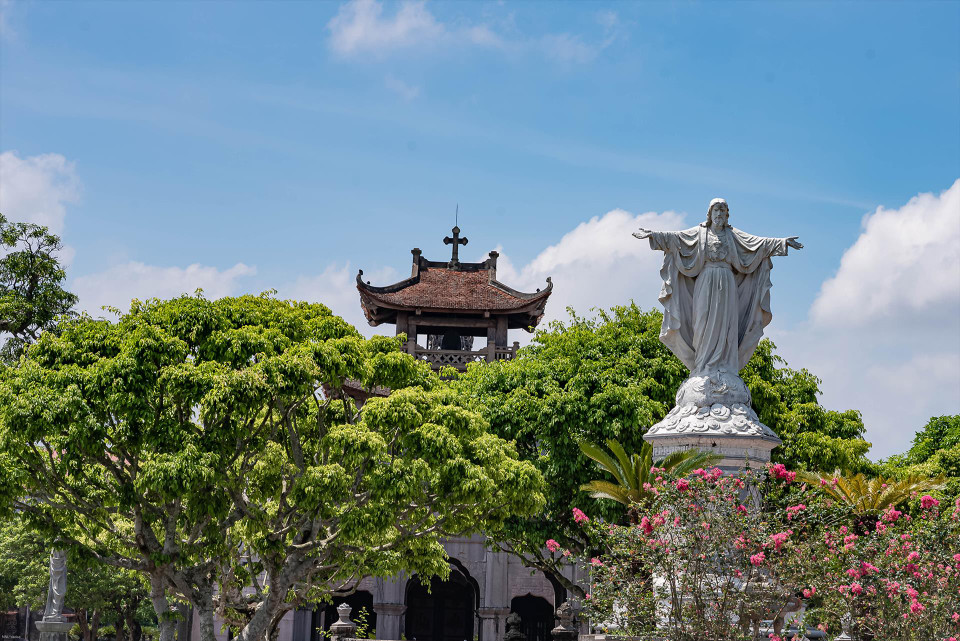  La estatua de Dios en la iglesia de Phat Diem. (Foto: Revista Vietnam)