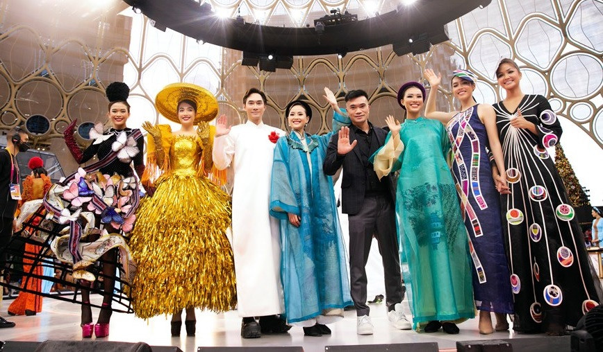El programa “El flujo eterno” se llevó a cabo en el Salón Internacional de Exposiciones Al Wasl Square, de Dubái. Contó con la participación de la reina y finalistas de concursos de belleza como H'Hen Nie (Top 5 Miss Universo 2018), Vu Hoang My (virreina de Miss Universo Vietnam 2011), Mau Thuy (primera finalista Miss Universo Vietnam 2017), Le Hang (virreina de Miss Universo Vietnam 2016), Kim Duyen (finalista de Miss Universo Vietnam 2021), Huong Ly (Top 5 Miss Universo Vietnam 2019) y Le Hoang Phuong (Top 10 Miss Universo Vietnam 2019). (Foto: Vietnam+)