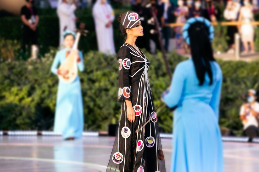 Como vedette de la colección “Mosaicos de Vietnam”, Miss H' Hen Nie mostró su carisma y elegancia. (Foto: Vietnam+)