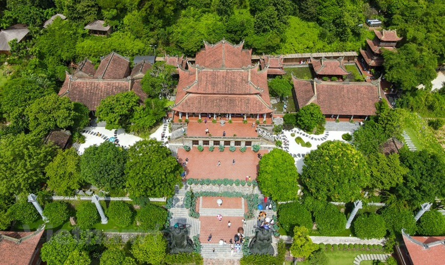 El sitio religioso, anteriormente conocido como pagoda Dung, está a unos 70 kilómetros de Hanoi, apoyado contra la montaña. A ambos lados hay cadenas montañosas con forma según el feng shui oriental, que son dragones a la izquierda y tigres blancos a la derecha. (Foto: Vietnam+)