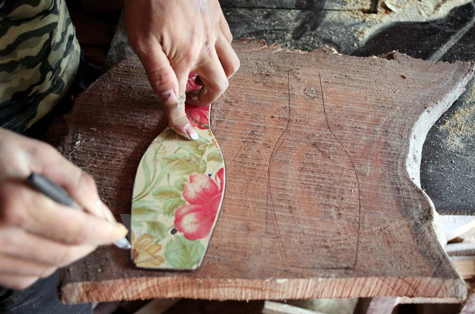 Primero, hay que dibujar el esbozo del modelo en un trozo de madera. (Fuente: VNA)