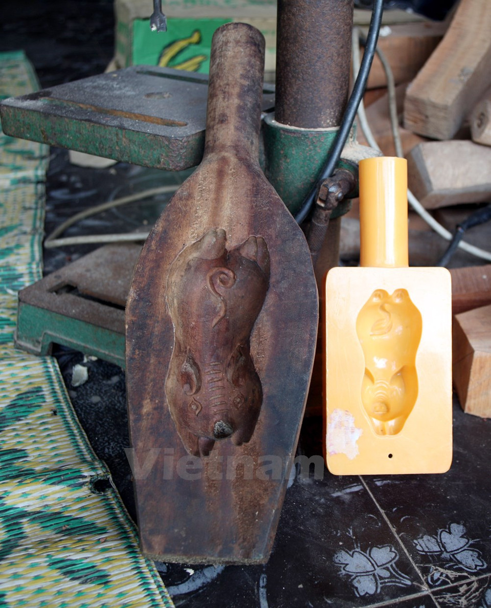 El número de moldes hechos al estilo tradicional es mucho menor que el de los plásticos pero la gente sigue prefiriendo el producto de madera. En la foto, la figura de un cerdo. (Fuente: VNA)