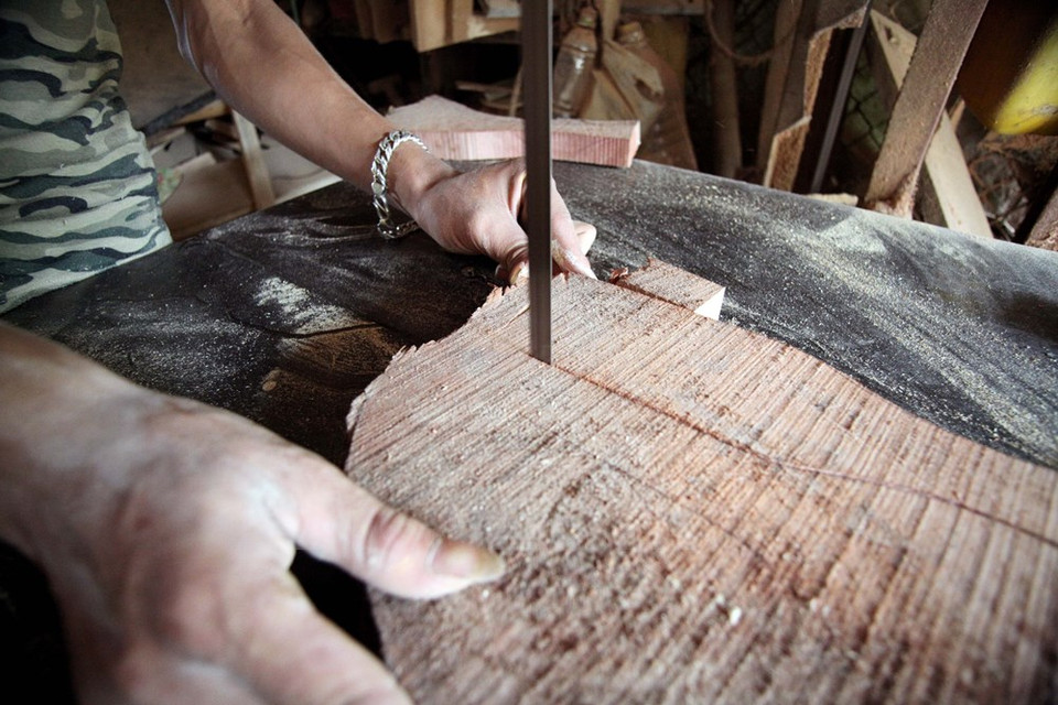 Se utiliza sierra para separar el molde de la madera. (Fuente: VNA)