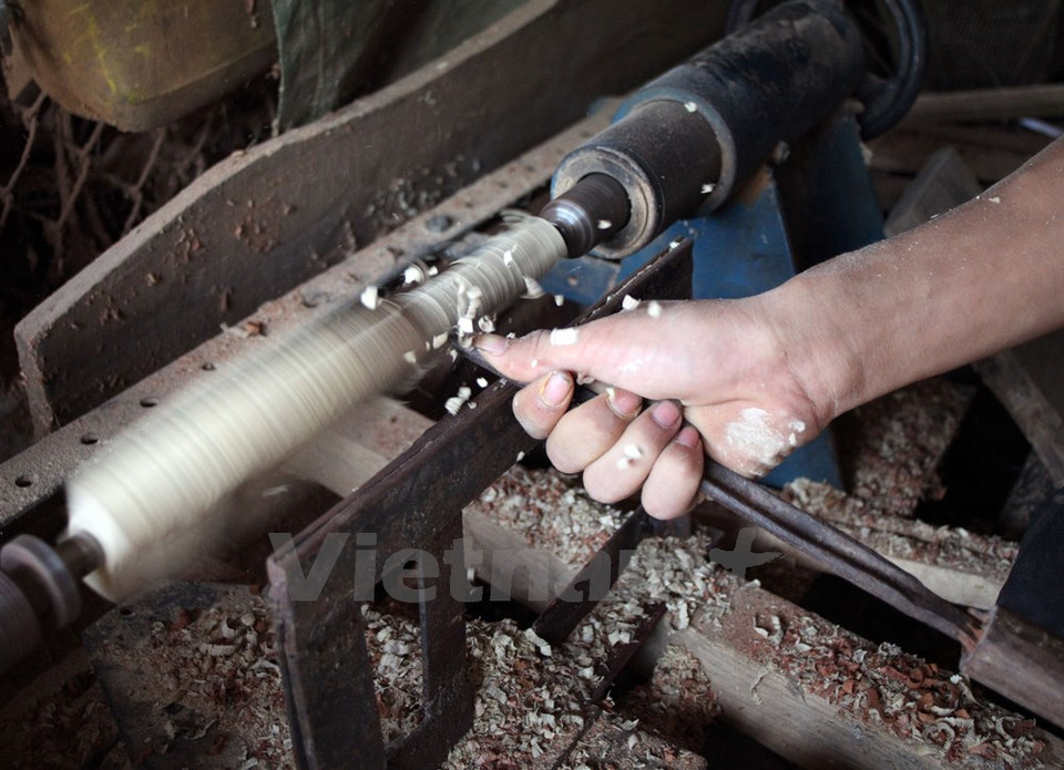 El puño se tornea para adecuarlo a manos de los pasteleros. (Fuente: VNA)