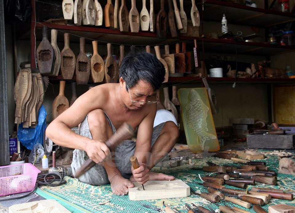 La aldea Dinh Quan, en las afueras de Hanoi, es afamada por el oficio tradicional de fabricación de artículos madereros. Estos días los artesanos dedican mayor trabajo a la producción de moldes. (Fuente: VNA)