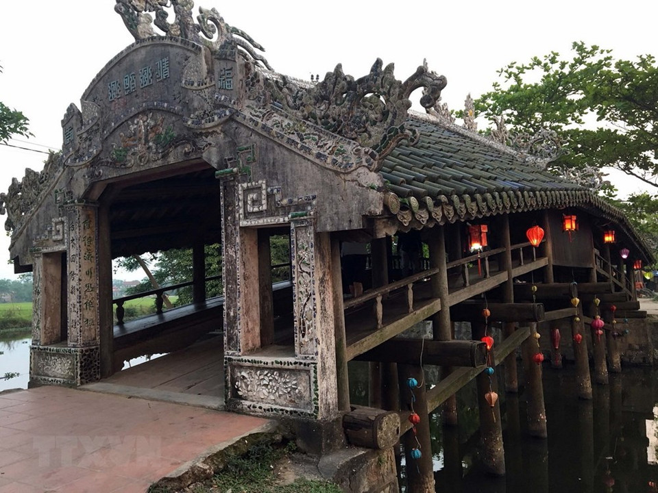 El puente con tejado de tubo de azulejo de Thanh Toan tiene 17 metros de longitud (Fuente:VNA)