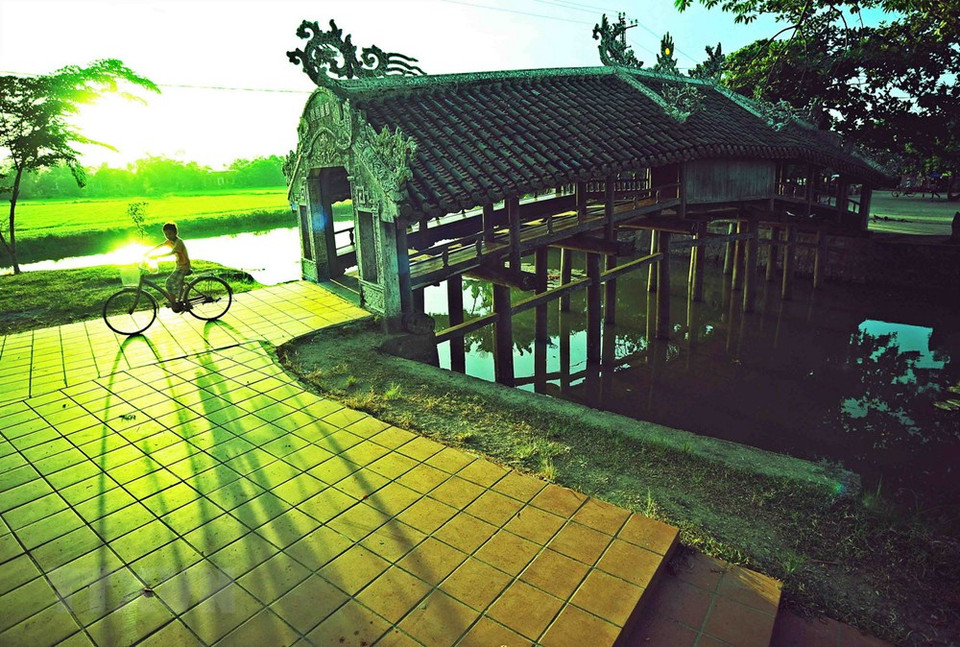 El puente con tejado de tubo de azulejo de Thanh Toan que se ubica en la provincia centrovietnamita de Thua Thien Hue fue construido en 1776. (Fuente:VNA)