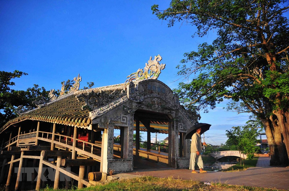 El puente con tejado de tubo de azulejo de Thanh Toan que se ubica en la provincia centrovietnamita de Thua Thien Hue fue construido en 1776. (Fuente:VNA)