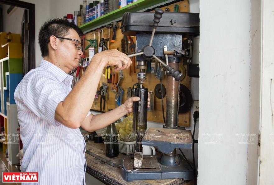 El artista vietnamita Dinh Nguyen Binh elabora muebles a partir de botellas de vidrio (Fuente: VNA)