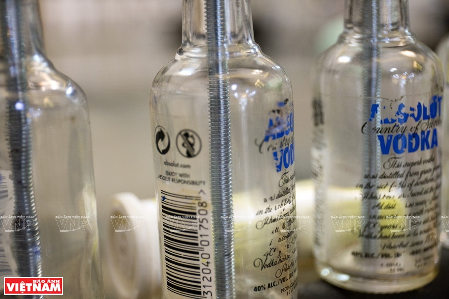 El artista vietnamita Dinh Nguyen Binh elabora muebles a partir de botellas de vidiro (Fuente: VNA)