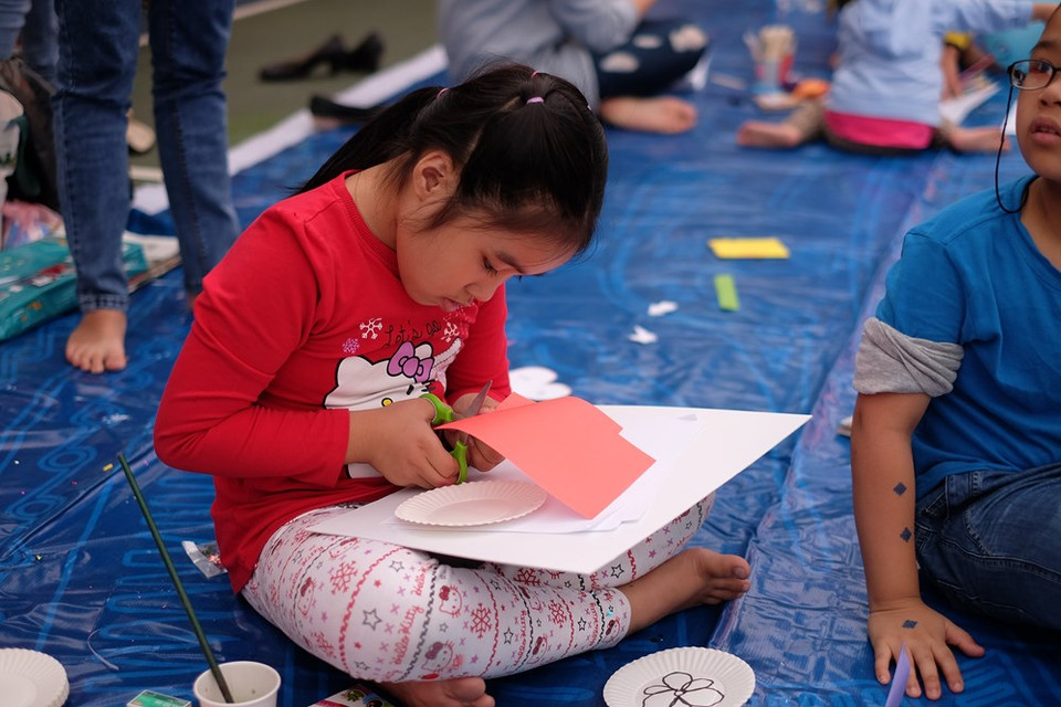 Crear juguetes con objetos reciclados… (Fuente: VNA)