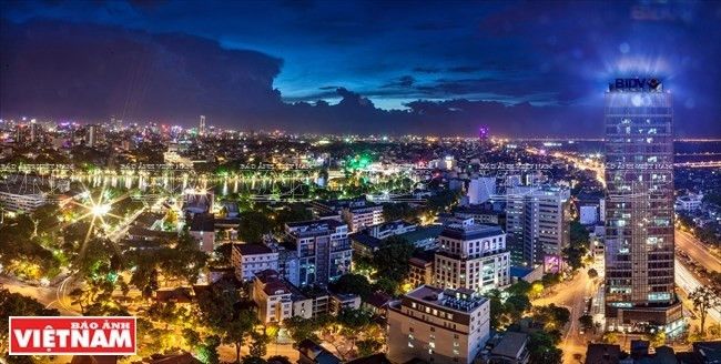 Un rascacielo al lado de lago Hoan Kiem. (Fuente: VNA)