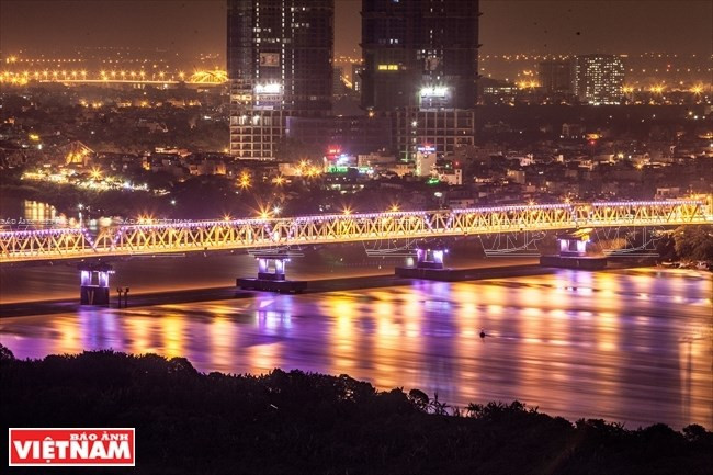 Chuong Duong, primer puente moderno diseñado y construido por ingenieros y trabajadores hanoyenses. La obra acompaña a Hanoi durante los últimos 30 años. (Fuente: VNA)
