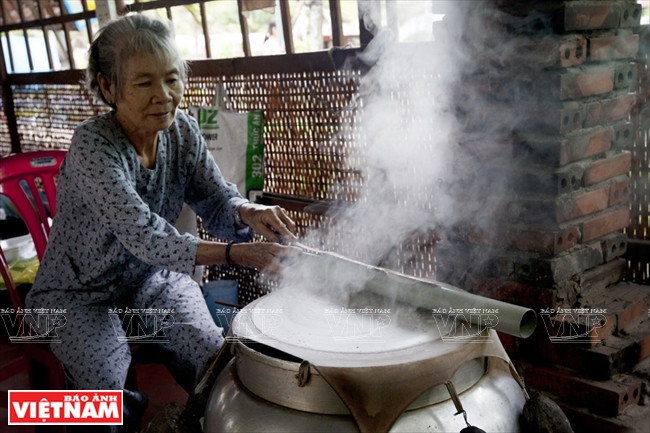 Los visitantes de Ben Tre pueden disfrutar y aprender cómo se hacen las tortitas de arroz al vapor. Foto: Dang Kim Phuong