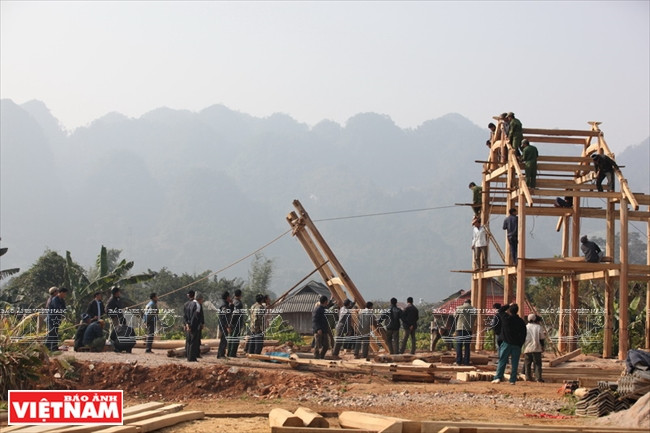 Para poner el piso, normalmente se convocan a unos 30 jóvenes (Fuente: VNA)