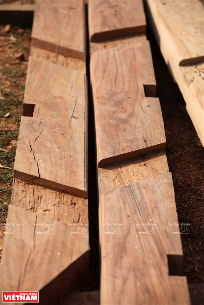 En el proceso de construcción de palafitos, los Thai no utilizan clavos ni tornillos para fijar las barras, todos los puntos de esta conexión también se hacen de madera (Fuente: VNA)