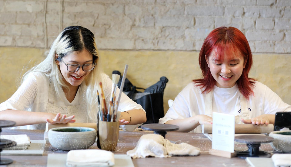 Los jóvenes disfrutan del proceso de creación de productos cerámicos. (Fuente: VNP) 