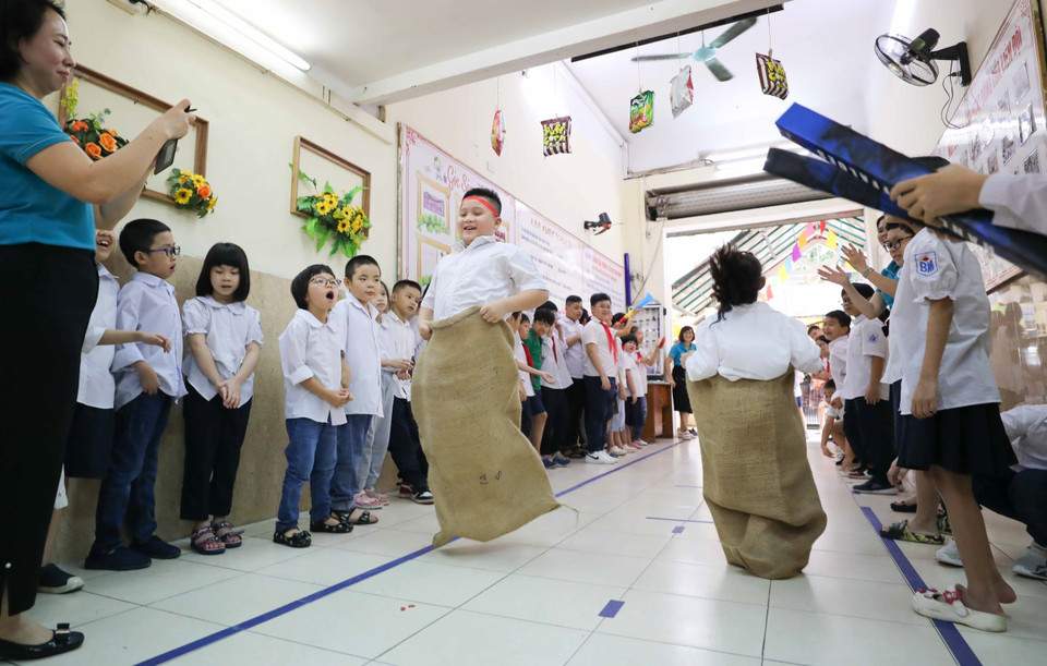 La escuela primaria Binh Minh, en el distrito de Hoan Kiem, organiza el Festival de Juegos Folclóricos para sus alumnos. (Foto: VNA)