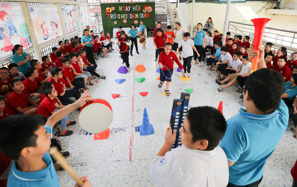 La participación en distintos juegos tradicionales ayuda a los estudiantes a aumentar su autoconfianza, espíritu de equipo y estado físico. (Foto: VNA)