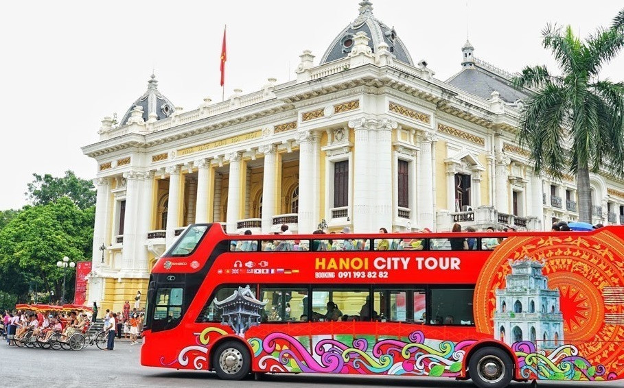 Las atracciones y sitios históricos de Hanoi atraen un gran número de turistas nacionales y extranjeros (Fuente: VNA)