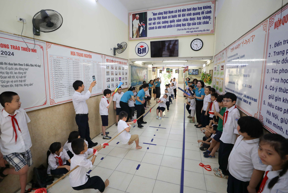 Para organizar los juegos folclóricos, se debe cumplir con el principio de aprovechar al máximo las condiciones y el equipo existente, garantizando estándares profesionales y una seguridad absoluta. (Foto: VNA)