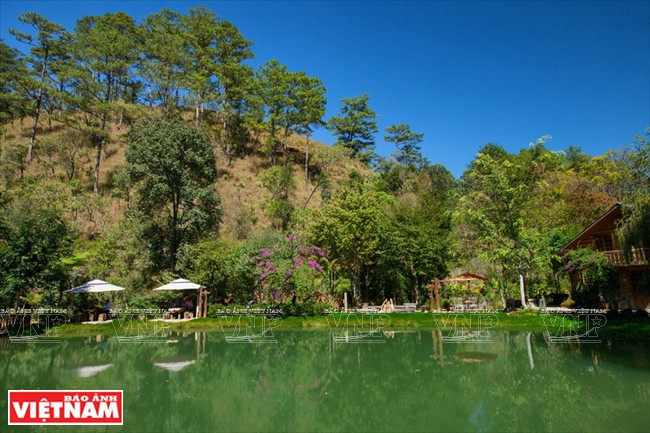 Un lago cristalino y pequeñas cabañas típicas de la localidad.