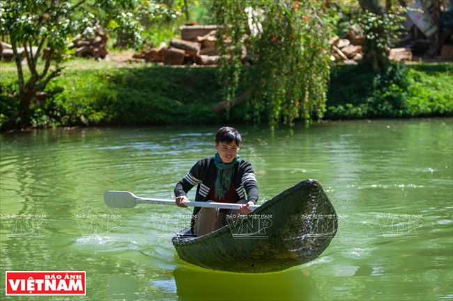 Un viajero navega en barco explorando el bosque. 