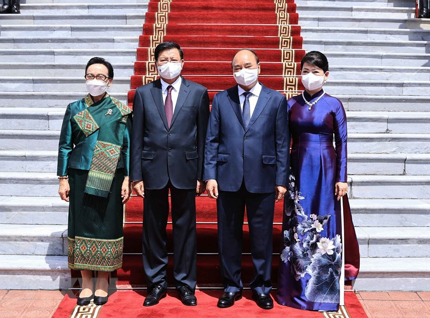 El presidente Nguyen Xuan Phuc, y el secretario general del PPRL y presidente de Laos, Thongloun Sisoulith, con sus respectivas esposas, en la ceremonia de bienvenida. (Foto: VNA)