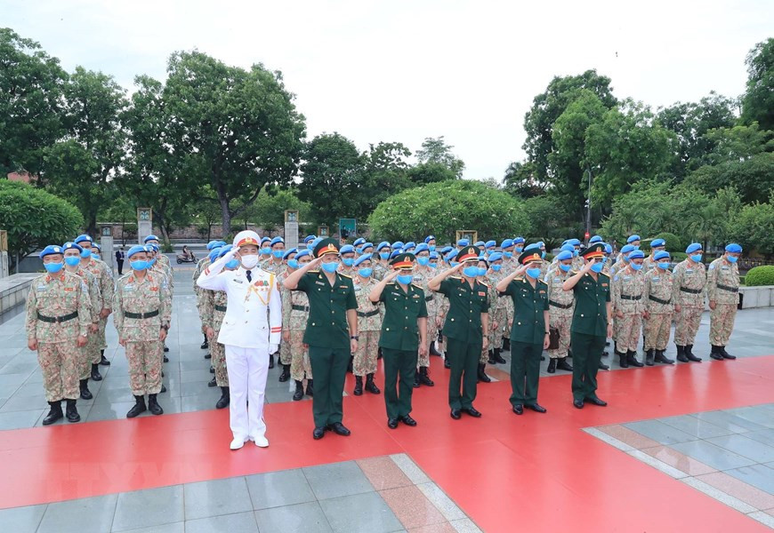 Oficiales del segundo hospital de campaña de grados dos y los oficiales vietnamitas que prestaron servicio en la misión de mantenimiento de la paz de la ONU en Sudán del Sur rinden homenaje ante el Monumento a los Héroes y Mártires. (Foto: VNA)