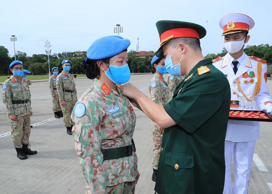 Ceremonia de entrega de la Medalla del Tío Ho a miembros del segundo hospital de campaña de grado dos y a oficiales que participaron en la misión de la ONU. (Foto: VNA)