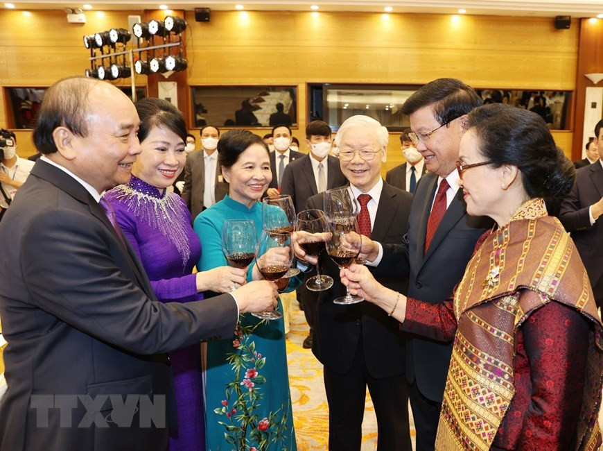 El secretario general del PCV, Nguyen Phu Trong; el presidente de Vietnam, Nguyen Xuan Phuc, y el secretario general del PPRL y presidente de Laos, Thongloun Sisoulith, con sus respectivas esposas, realzan la solidaridad y la amistad entre los dos países. (Foto: VNA)