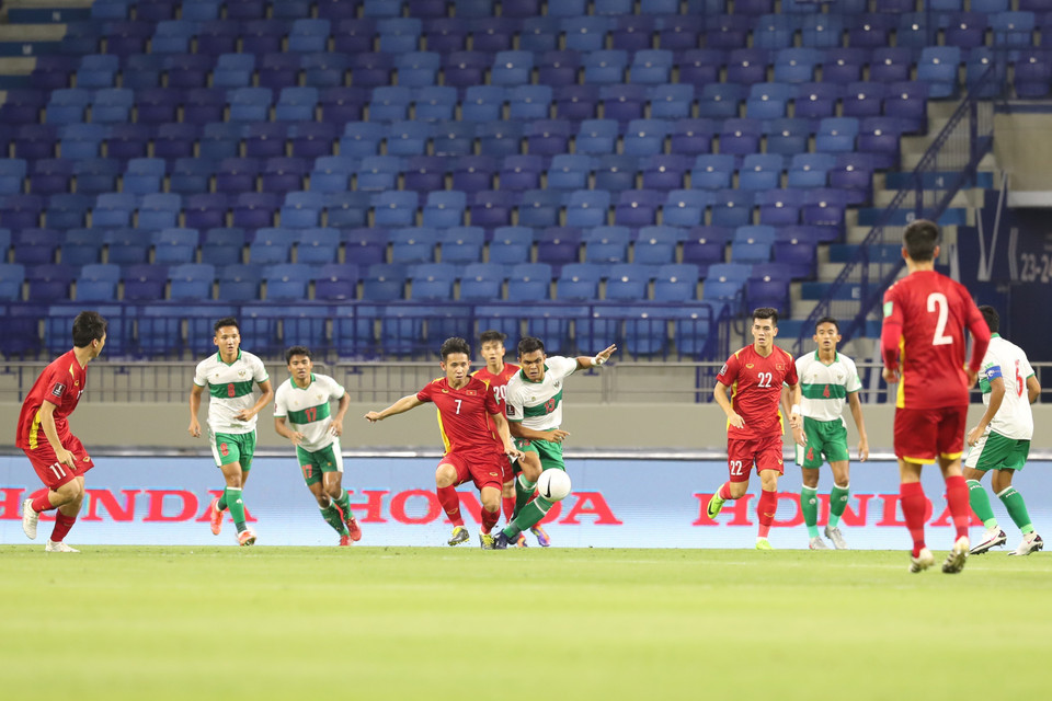 Hong Duy muestra su fuerza en la disputa del balón. (Foto: Corresponsales de VNA en EAU)