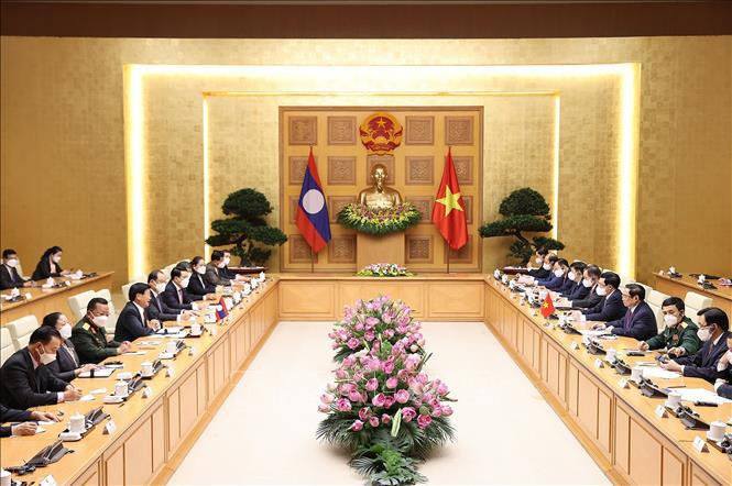 El primer ministro de Vietnam, Pham Minh Chinh, se reúne con el secretario general del PPRL y presidente de Laos, Thongloun Sisoulith. (Foto: VNA)