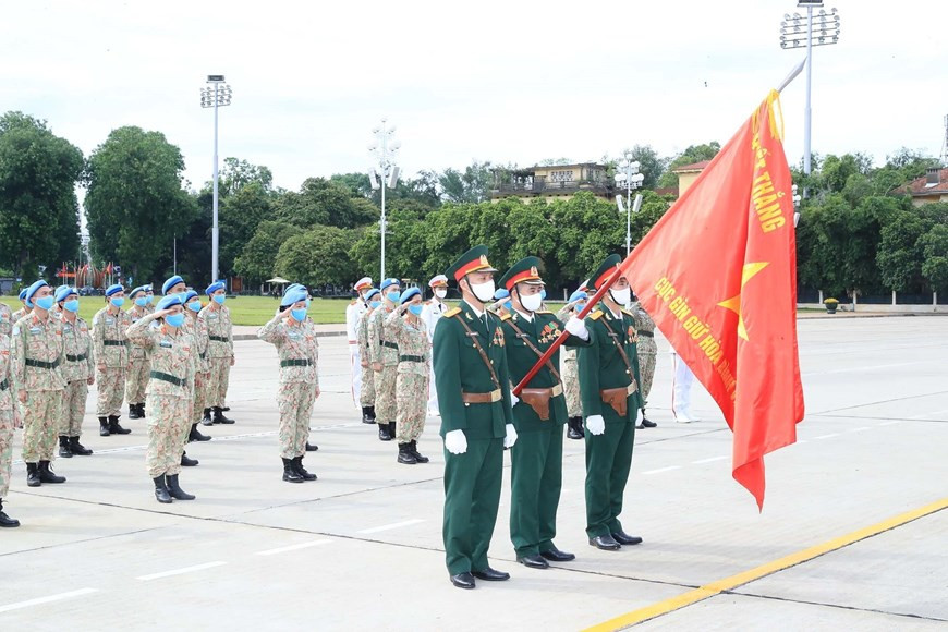 Oficiales del segundo hospital de campaña de grados dos y los oficiales vietnamitas que prestaron servicio en la misión de mantenimiento de la paz de la ONU en Sudán del Sur rinden homenaje ante el Monumento a los Héroes y Mártires. (Foto: VNA)