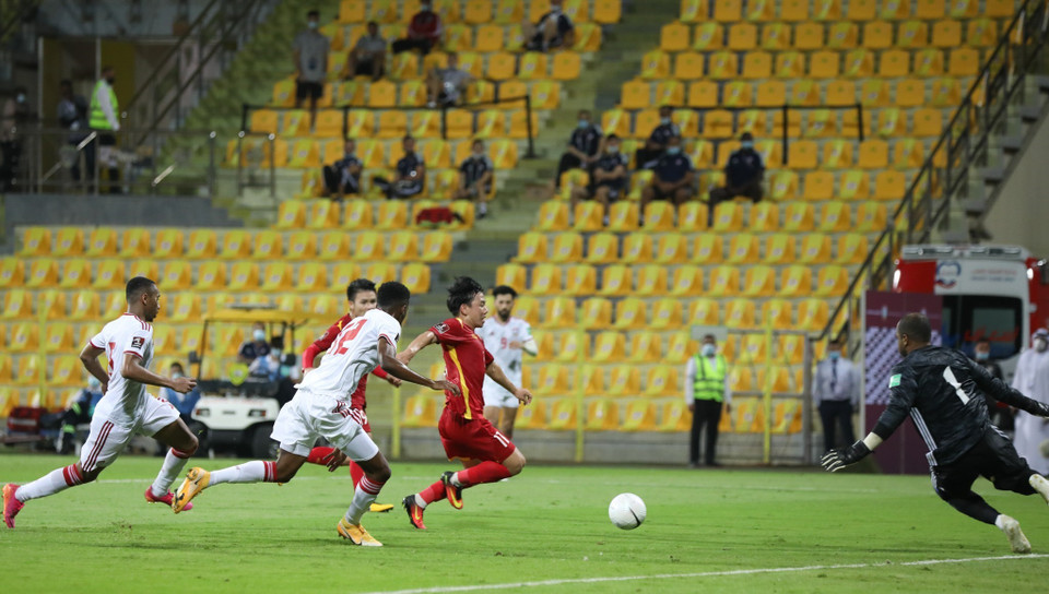 Al recibir el pase de Duc Huy, Minh Vuong anota otro gol, que pone el marcador 2-3 en el minuto 93 del alargue. (Foto: Hoang Linh, reportero de VNA en los Emiratos Árabes Unidos)
