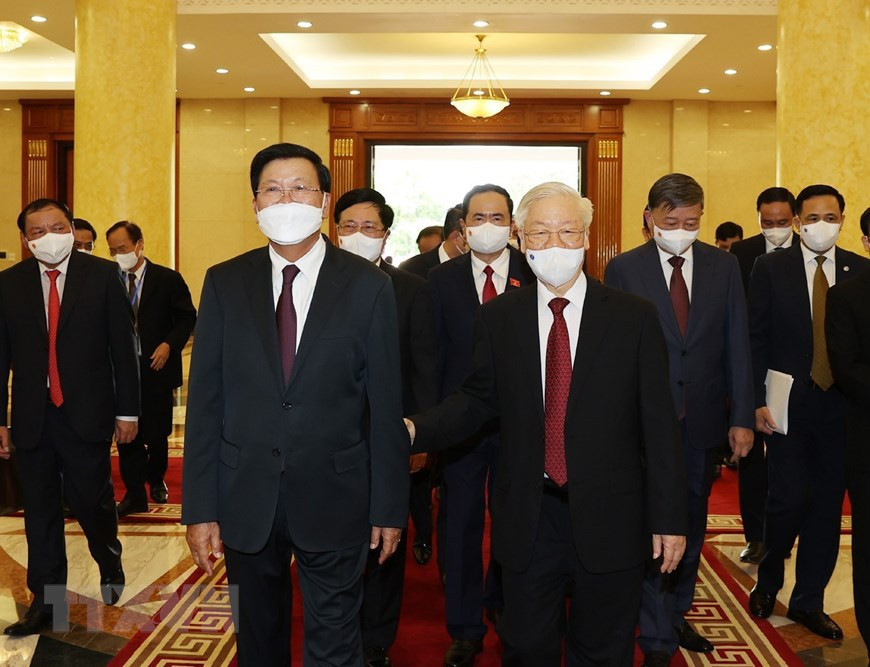 El secretario general de PCV, Nguyen Phu Trong, da la bienvenida al secretario general del PPRL y presidente de Laos, Thongloun Sisoulith. (Foto: VNA)