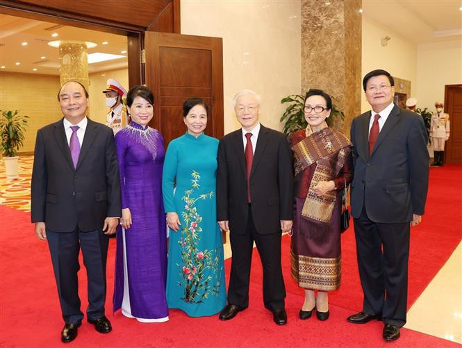 El secretario general del PCV, Nguyen Phu Trong; el presidente de Vietnam, Nguyen Xuan Phuc, y el secretario general del PPRL y presidente de Laos Thongloun Sisoulith, con sus respectivas esposas. (Foto: VNA)